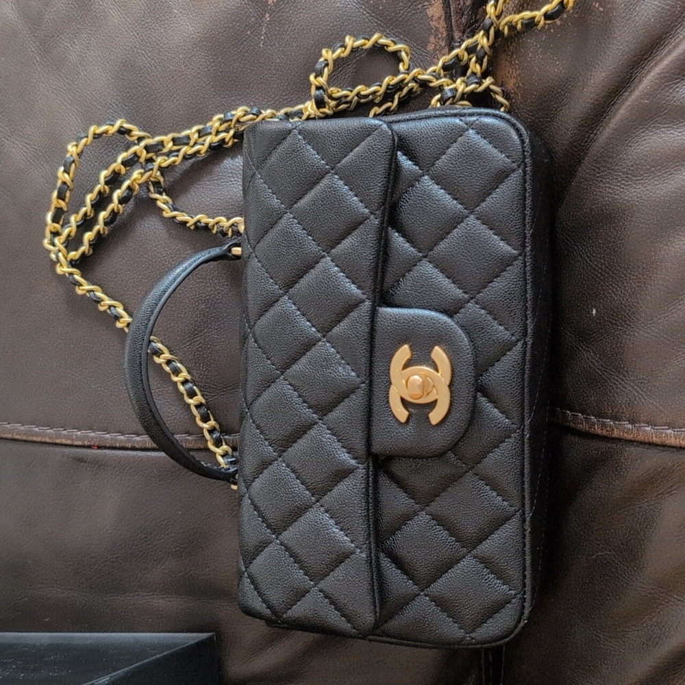 CHANEL Black Quilted Handbag with Gold Chain